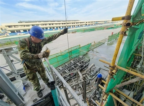 On‑site Installation Of Passenger‑Material Construction Hoist Successfully Completed For Urban Hi...